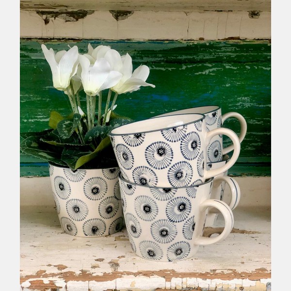 Monochrome daisy ceramic mug
